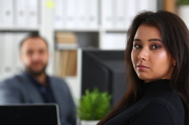 ofiste patronuyla kabine tabloda genç güzel esmer kadın oturup