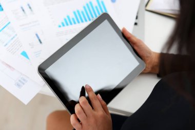 iş kadını çalışma belgeleri tablet onun elleri closeup tutun.