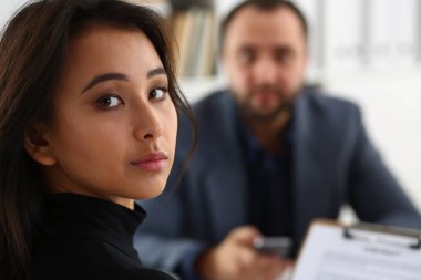 Genç güzel kadın sit Bakanlar Kurulu patronuyla ofiste masa sandalye üzerinde tutun Cilt kollarında