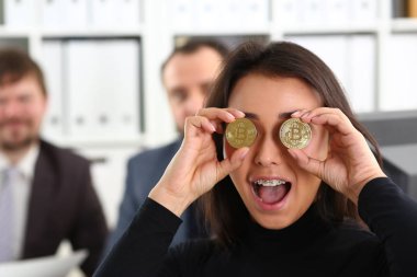 Genç başarılı işadamları oluşan bir ekip sadece bir pazarlık sonuçtan memnun imzalamıştır