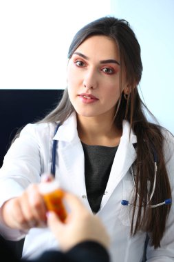 Kadın tıp Doktor elini tut hapları kavanoz ve
