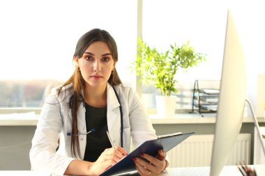 Gümüş kalem tutan kadın tıp doktor el