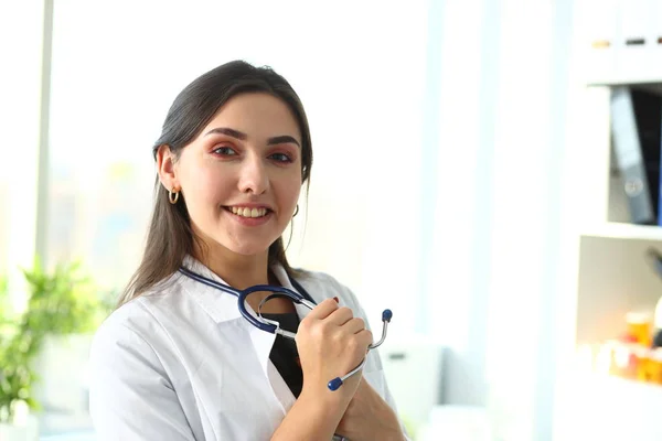 Hermosa mujer sonriente médico en el lugar de trabajo retrato — Foto de Stock