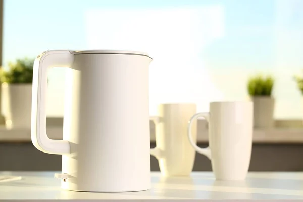 Teekanne und zwei trendige Tassen stehen auf dem Tisch für — Stockfoto