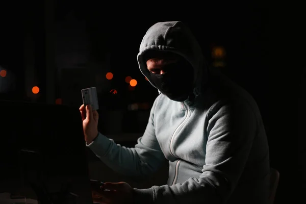 Hombre carder en máscara conectar a darknet —  Fotos de Stock