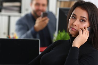 ofis işleri genç oldukça esmer kadın ile onun patron tutun smartphone elinde