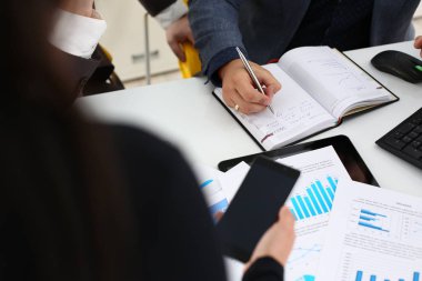 İşadamları çalışma belgeleri sorunları yazma bilgi bir sürü evrak işi tartışıyorlar.