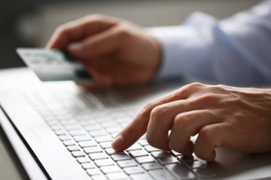 Kredi kartı basın düğmeleri yapımı erkek silah tutun