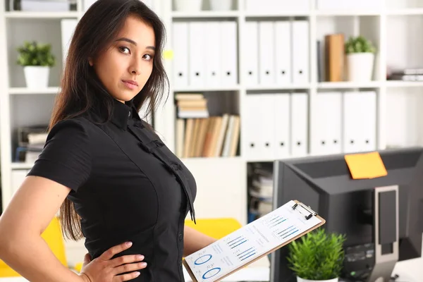 Portret van jonge mooie brunette zakenvrouw werken in office — Stockfoto