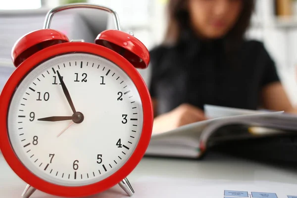 Bella giovane donna in ufficio sedersi a tavola la mattina presto nuovo concetto di giornata di lavoro — Foto Stock