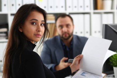Genç güzel kadın sit Bakanlar Kurulu patronuyla ofiste masa sandalye üzerinde tutun Cilt kollarında