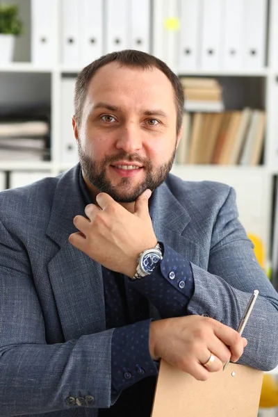 Retrato de jovem bonito promissor empresário no escritório — Fotografia de Stock