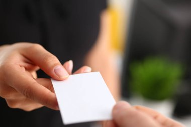iş kadını onun yeni ortağı closeup Kartvizitine vermek
