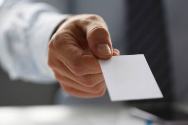 Takım elbiseli erkek kol ziyaretçiye boş arama kartı vermek