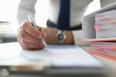Erkek işadamı elinde gümüş kalem tutun