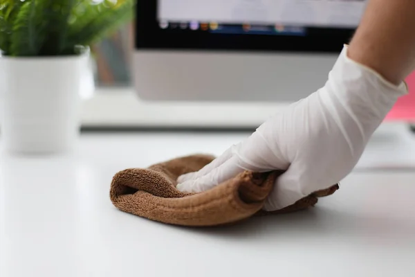 Mão masculina em luvas de látex branco limpa a poeira — Fotografia de Stock