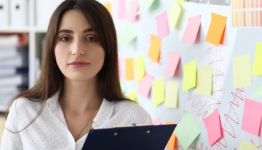 Gülümseyen sanat yaratıcısı