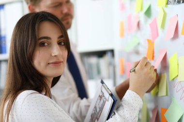 Modern ofiste akıllı iş adamları