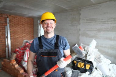 Yakışıklı sakallı yapıcı