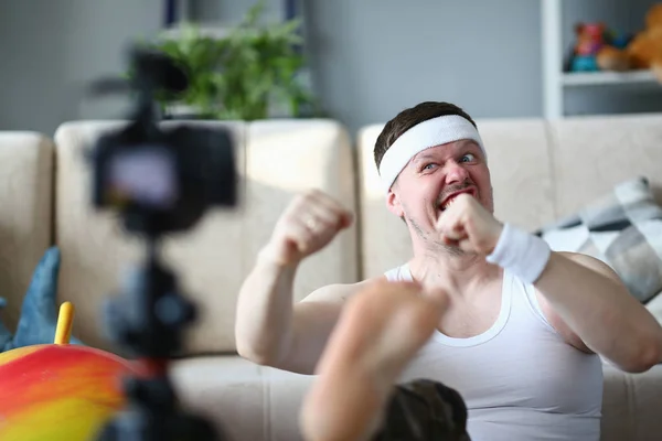 Funny Sportsman Recording Fitness Video for Blog — Stock Photo, Image