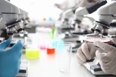 Adli tıp laboratuvarında birçok mikroskop