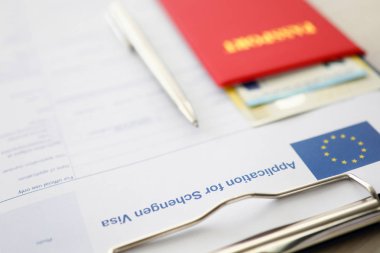 Gümüş kalemli kırmızı pasaport schengen'e karşı yalan