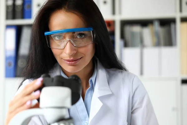 Bella assistente femminile seduta al tavolo da lavoro — Foto Stock