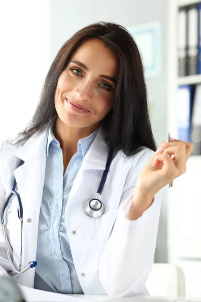 GP bastante alegre sentado en la mesa de trabajo —  Fotos de Stock