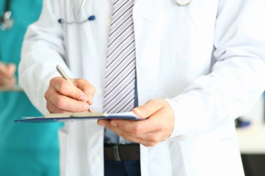 Doktor beyaz elbise içinde