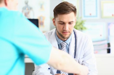 Hastane dolabında endişeli hekim