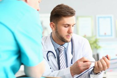 Belgelerle düşünceli adam