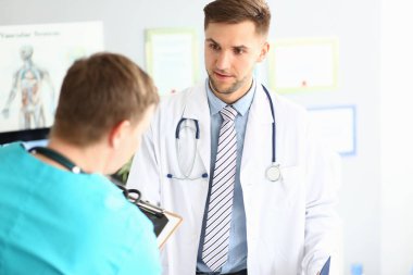 İyi iş arkadaşları konuşuyor