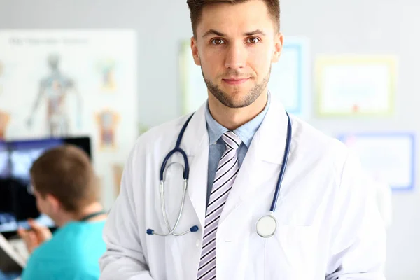 Médico bonito no hospital geral — Fotografia de Stock