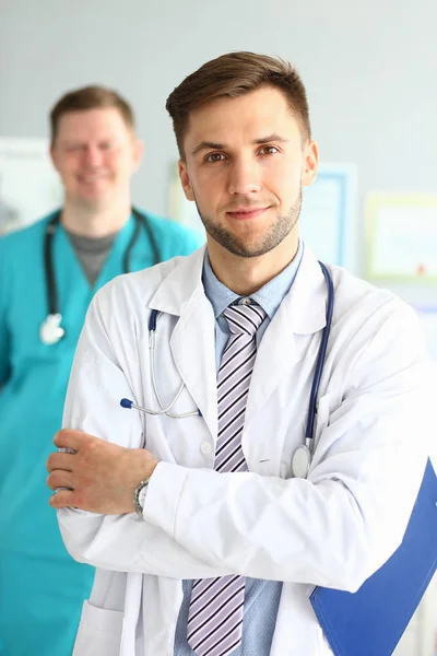 Medico sorridente in clinica — Foto Stock