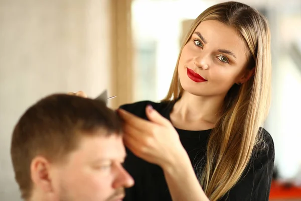 Hermoso peinado de peluquería Peinado para Hombre — Foto de Stock