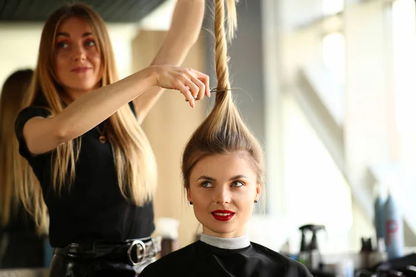 Kobieta hairstylist cięcie kobiece włosy Fotografia — Zdjęcie stockowe