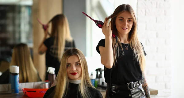 Giovani ragazze parrucchiere e salone di bellezza Cliente — Foto Stock