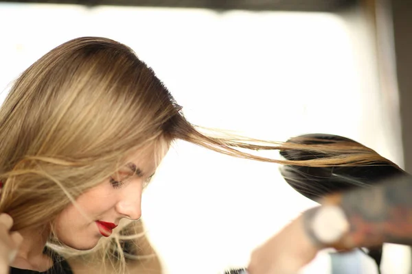 Loira mulher chegando penteado close up fotografia — Fotografia de Stock