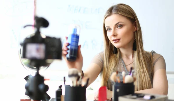 Blogger Kozmetik Ürün Video İnceleme Üzerinde Çalışma — Stok fotoğraf
