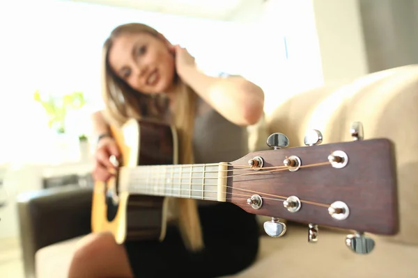 Feminino baixo guitarrista executando música em casa — Fotografia de Stock