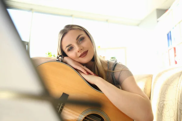 Jogadora de guitarra feminina trabalhando na composição da música — Fotografia de Stock