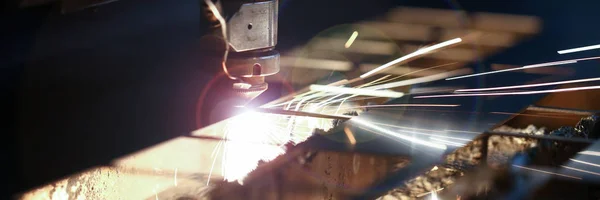 Macchina CNC a taglio laser metallizzato. Volare fuoco scintille sfondo . — Foto Stock