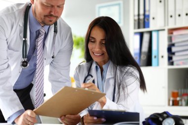 Pad'e kırpılen önemli belgeleri tartışan iki doktor