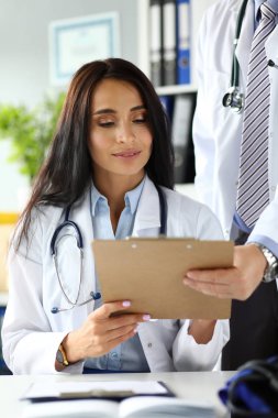 Pad'e kırpılen önemli belgeleri tartışan iki doktor