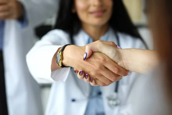 Рука женщины-терапевта пожимает руку посетителю — стоковое фото