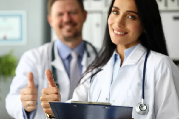 Grupp av läkare stående i rad som visar tummen upp symbol — Stockfoto