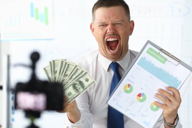 Kızgın businness vlogger elinde dolar tutun