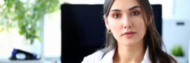 İşyeri portre, gülümseyen güzel kadın doktor