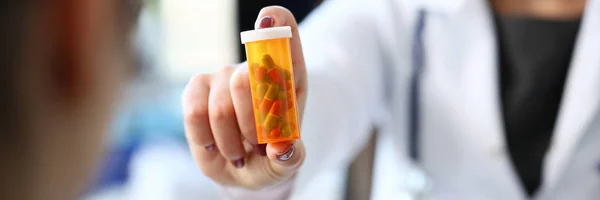 Medicina feminina médico mão segurar frasco de pílulas e — Fotografia de Stock