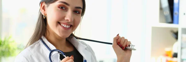 Bela sorridente médico feminino no local de trabalho retrato — Fotografia de Stock